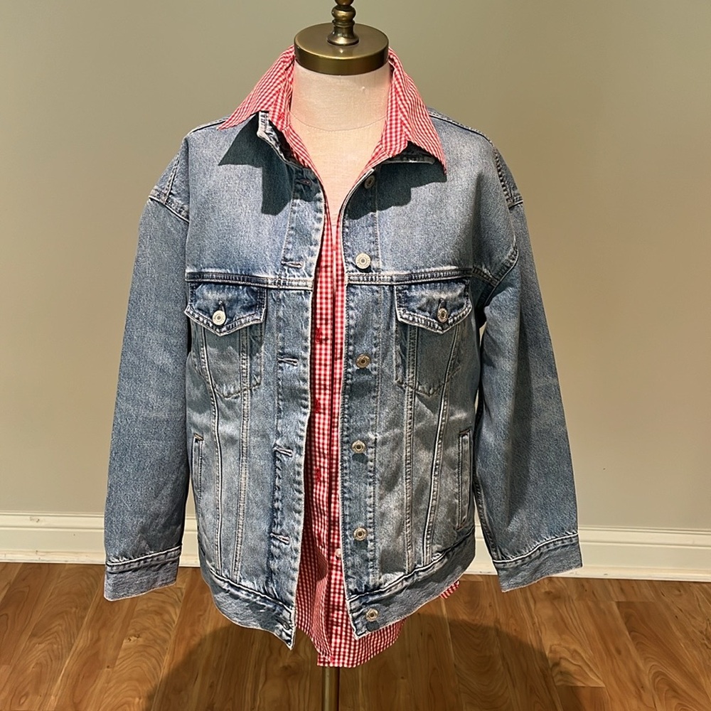 Like NEW! Gap teen oversized light wash jean jacket size small (14-16 teen )